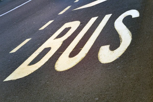 Στάση Λεωφορείου Λωρίδα Υπογράψει Στο Δρόμο — Φωτογραφία Αρχείου