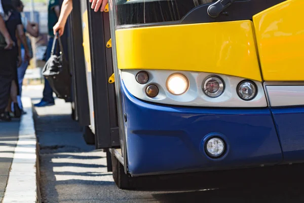 Autobus Trasporto Pubblico Nei Dintorni Urbani — Foto Stock