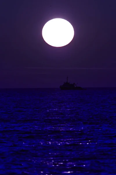 Velký Západ Slunce Nad Mořským Horizontem Siluetou Rybářské Lodi — Stock fotografie