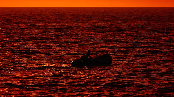 Kleines Motorboot Mit Fischer Drinnen Auf Goldenem Meerwasser — Stockfoto