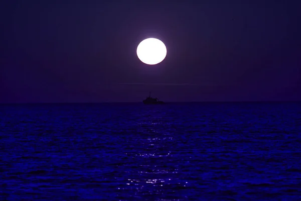 Pôr Sol Grande Nascente Sobre Horizonte Mar Oceano Com Silhueta — Fotografia de Stock