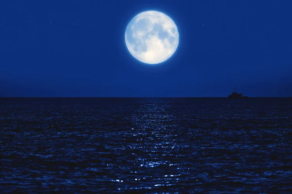 Lua Cheia Subindo Acima Horizonte Oceânico Com Silhueta Barco — Fotografia de Stock