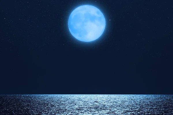 Полная Луна Звездным Небом Возвышающимся Над Горизонтом Океана — стоковое фото