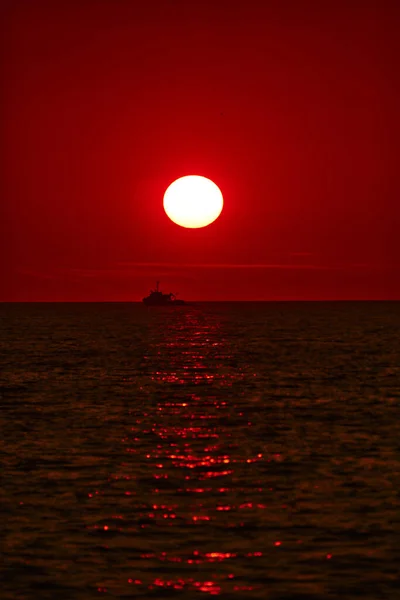 Big Sunrise Sunset Ocean Sea Horizon Silhouette Fishing Boat — Stock Photo, Image