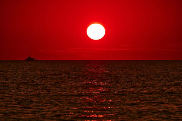 Gran Puesta Sol Amanecer Sobre Horizonte Marino Oceánico Con Silueta — Foto de Stock