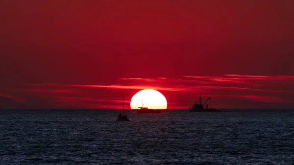 Grande Pôr Sol Sobre Horizonte Mar Oceano Com Silhuetas Barcos — Fotografia de Stock