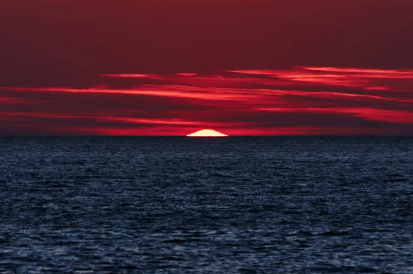 Atardecer Tropical Amanecer Sobre Horizonte Marino Del Océano — Foto de Stock