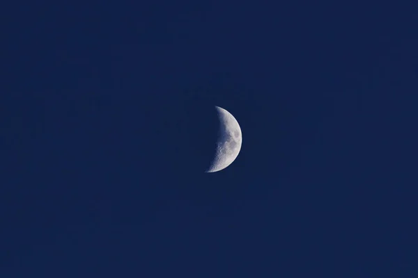 Lua Com Quase Fase Céu Azul Escuro — Fotografia de Stock