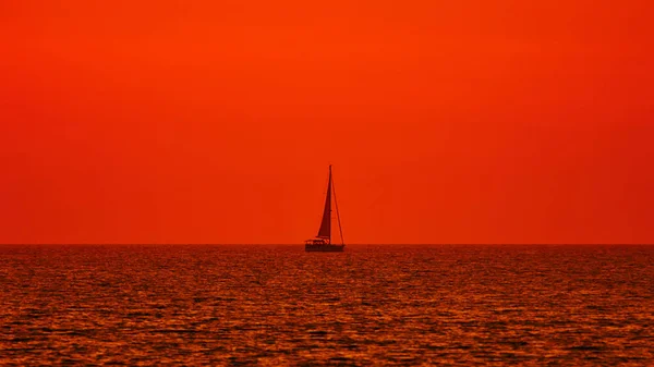 Silhueta Barco Vela Pôr Sol Tempo Nascer Sol Horizonte Oceânico — Fotografia de Stock