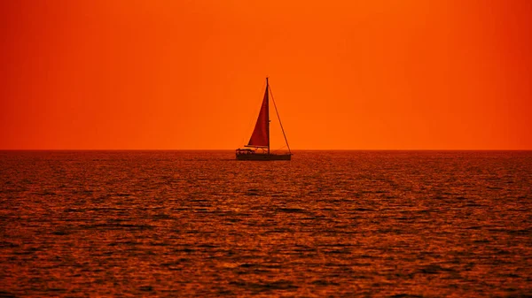 Silueta Velero Atardecer Hora Del Amanecer Horizonte Oceánico — Foto de Stock