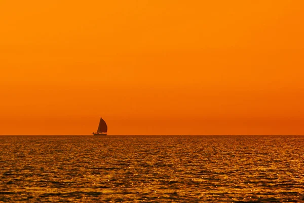 Silhueta Barco Vela Pôr Sol Tempo Nascer Sol Horizonte Oceânico — Fotografia de Stock
