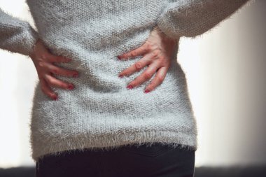 Sırt ve kalça sorunları olan kadın..