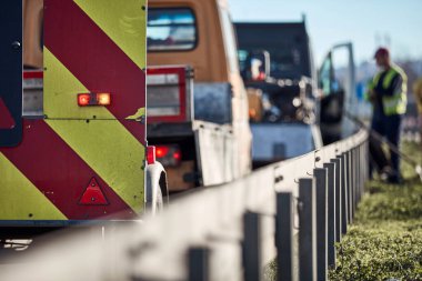 Halka açık yol çalışması ve kapanış tabelası.