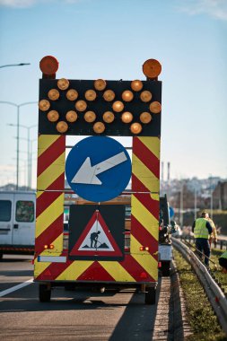 Halka açık yol çalışması ve kapanış tabelası.