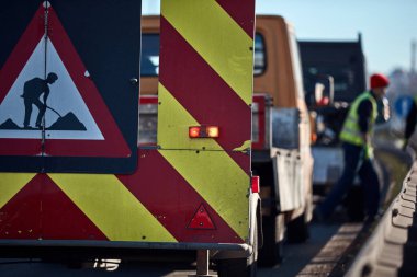 Halka açık yol çalışması ve kapanış tabelası.