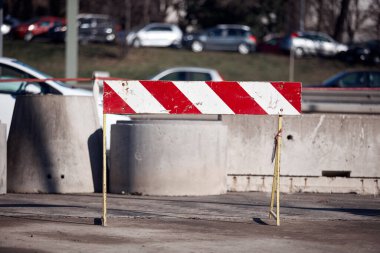 Halka açık yol çalışması ve kapanış tabelası.