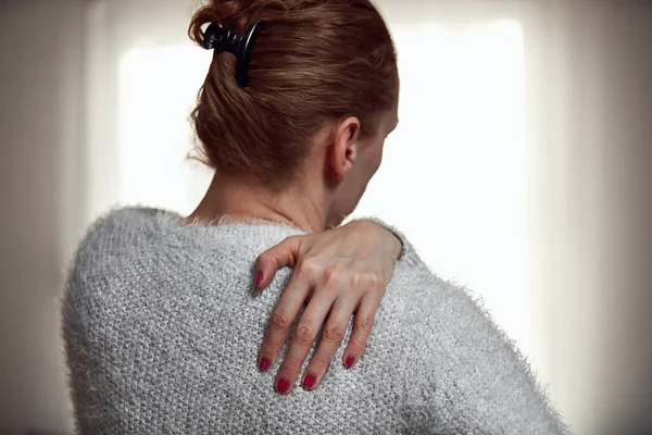 Mujer Con Hombro Dolor Espalda —  Fotos de Stock