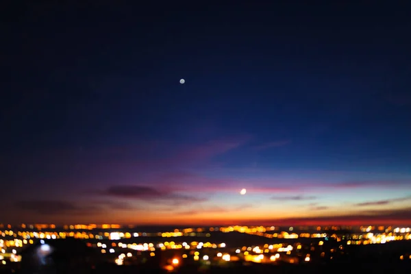 在五彩斑斓的天空中 新月形的月亮和行星的焦距失真 — 图库照片