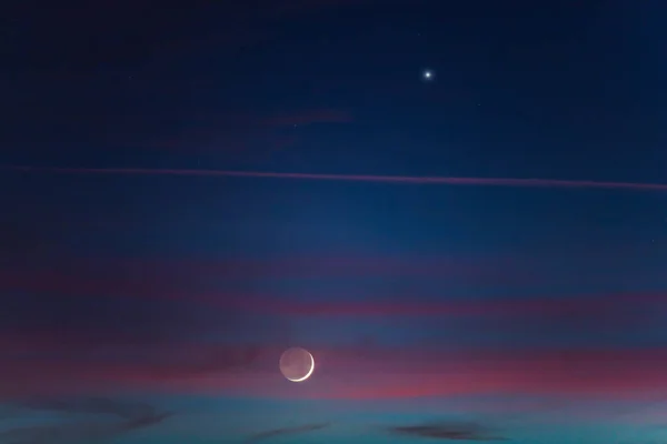 Hilal Genç Renkli Gökyüzündeki Gezegenler — Stok fotoğraf