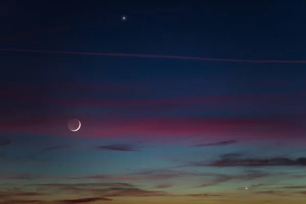 Croissant Jeune Lune Planètes Sur Ciel Coloré — Photo