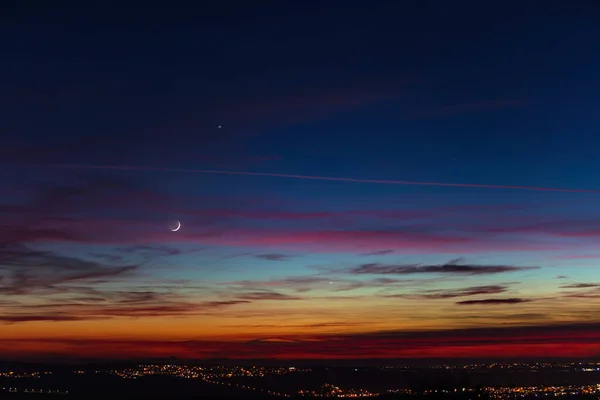 Crescent Ung Måne Och Planeter Färgglada Himlen — Stockfoto