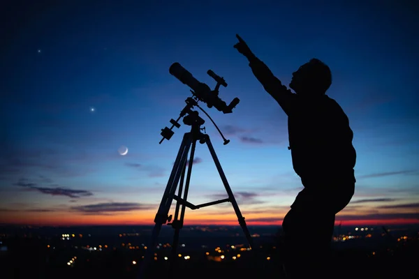 Silhouette Uomo Telescopio Campagna Sotto Cieli Stellati — Foto Stock