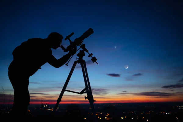 Σιλουέτα Ενός Άνδρα Τηλεσκόπιο Και Εξοχή Κάτω Από Τον Έναστρο — Φωτογραφία Αρχείου