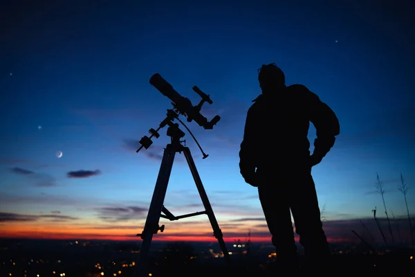 星空下的人 望远镜和乡村的轮廓 — 图库照片
