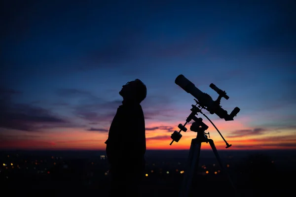 Silhuett Man Teleskop Och Landsbygd Stjärnhimlen — Stockfoto
