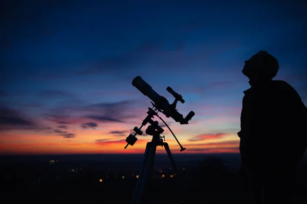 Silueta Unui Telescop Mediul Rural Sub Cerul Înstelat — Fotografie, imagine de stoc