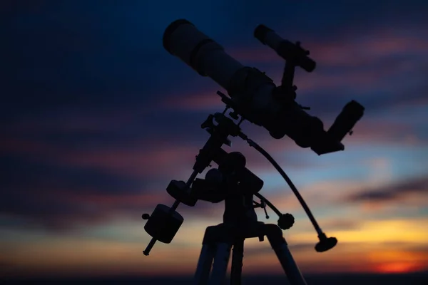 Силуэт Телескопа Красочным Небом — стоковое фото