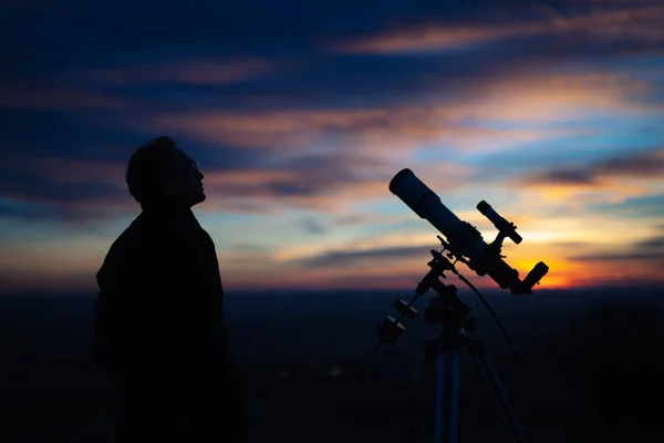Silhouet Van Een Man Telescoop Platteland Onder Sterrenhemel — Stockfoto
