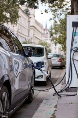 Halka açık bir şarj istasyonunda EV arabası..