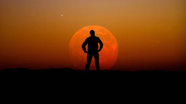 Mann Beobachtet Abendhimmel Mit Sternen Planeten Und Vollmond Hinter Dem — Stockfoto