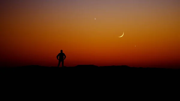 Человек Наблюдает Вечернее Небо Звездами Планетами Полумесяцем Луны — стоковое фото