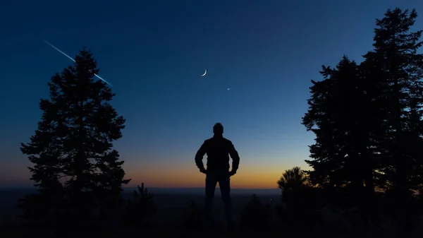 Ember Megfigyeli Esti Égboltot Csillagokkal Bolygókkal Félholddal — Stock Fotó