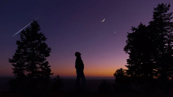 Человек Наблюдает Вечернее Небо Звездами Планетами Полумесяцем Луны — стоковое фото