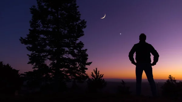 Mann Beobachtet Abendhimmel Mit Sternen Planeten Und Mondsicheln — Stockfoto