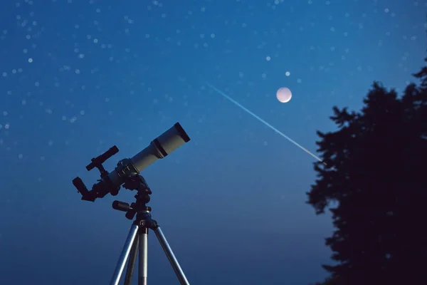 Uzay Astronomi Nesnelerini Gözlemlemek Için Bir Teleskop Silueti — Stok fotoğraf