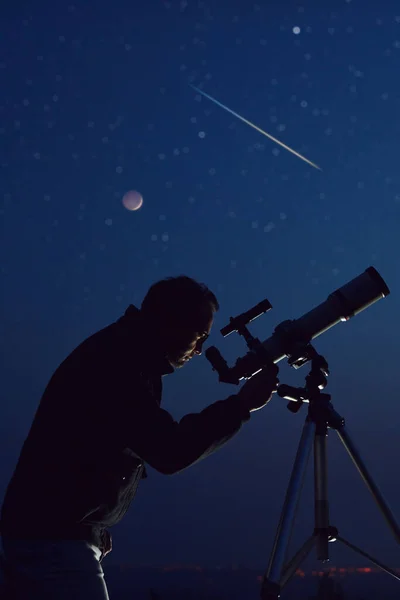 Силуэт Человека Телескоп Звезды Планеты Падающая Звезда Ночным Небом — стоковое фото