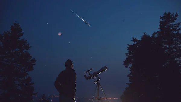 Silhueta Homem Telescópio Estrelas Planetas Estrela Cadente Sob Céu Noturno — Fotografia de Stock