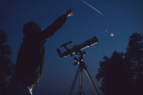 Silhouette Eines Mannes Teleskop Sterne Planeten Und Sternschnuppen Unter Dem — Stockfoto