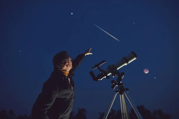 Silhueta Homem Telescópio Estrelas Planetas Estrela Cadente Sob Céu Noturno — Fotografia de Stock