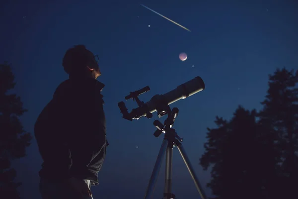 Nsan Silueti Teleskop Yıldızlar Gezegenler Gece Gökyüzünün Altında Kayan Yıldız — Stok fotoğraf