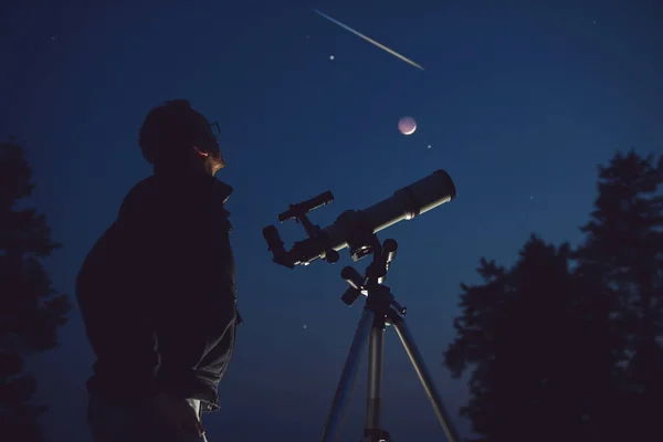 Silhueta Homem Telescópio Estrelas Planetas Estrela Cadente Sob Céu Noturno — Fotografia de Stock