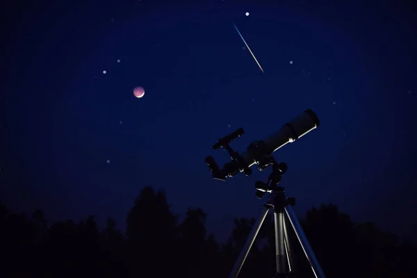 Silueta Dalekohledu Pro Pozorování Prostoru Astronomických Objektů — Stock fotografie