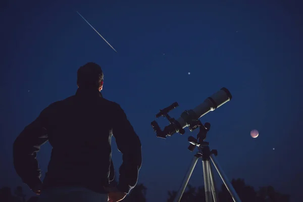 Silhouette Eines Mannes Teleskop Sterne Planeten Und Sternschnuppen Unter Dem — Stockfoto