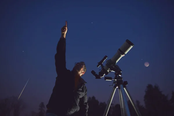 Silhouet Van Een Man Telescoop Sterren Planeten Vallende Ster Onder — Stockfoto