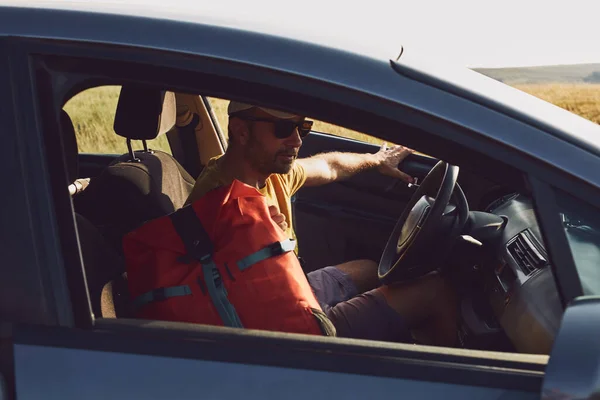 Человек Кемпинг Походы Природе Распаковка Автомобиля Открытом Воздухе Отдых Хобби — стоковое фото