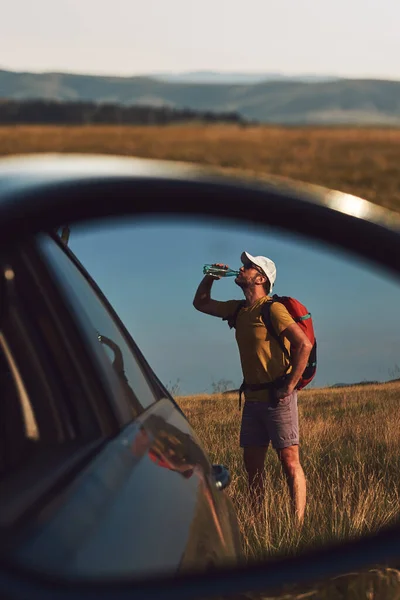 Человек Кемпинг Походы Природе Распаковка Автомобиля Открытом Воздухе Отдых Хобби — стоковое фото